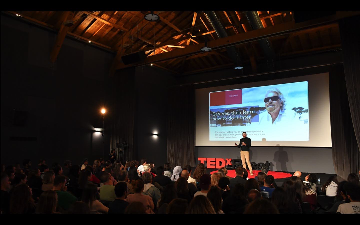 Hakan Akben TEDx sahnesinde konuşurken